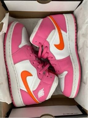Nike Air Jordan 1 Mids
Size 7y